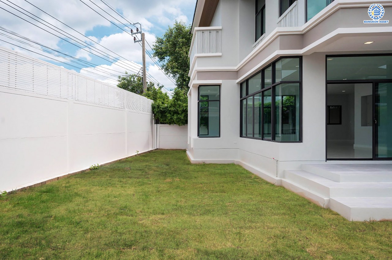 คฤหาสน์สุดหรู ดีไซน์สุด Luxury ติดถนนบรมราชชนนี โครงการ เดอะแกรนด์ ปิ่นเกล้า หลังมุม บนเนื้อที่ถึง 111.6 ตร.ว. ฟังก์ชัน 4 ห้องนอน 5 ห้องน้ำ 1 ห้องแม่บ้าน จอดรถได้ 2 คัน พร้อมบรรยากาศ Private บนทำเลเชื่อมต่อหลายเส้นทาง อาทิถนนบรมราชชนนี, ถนนพุทธมณฑลสาย3 ใกล้เซ็นทรัล ปิ่นเกล้า, ม.มหิดล และทางคู่ขนานลอยฟ้าบรมราชชนนี...